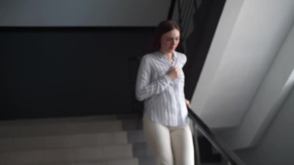 Mujer Que Sufre Ataque Corazón Las Escaleras Interiores Vídeo De Stock