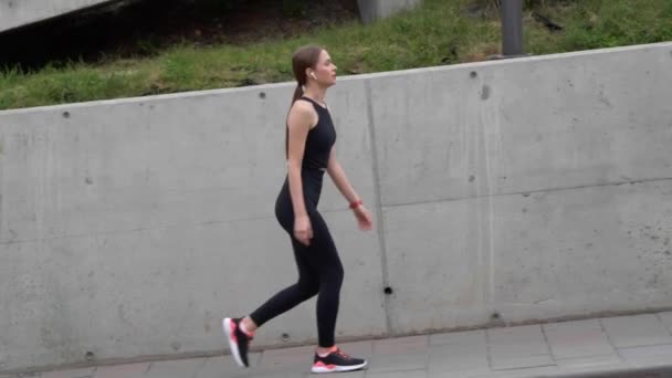 Молода Спортивна Жінка Навушниками Йдуть Відпочинок Після Бігу Відкритому Повітрі — стокове відео