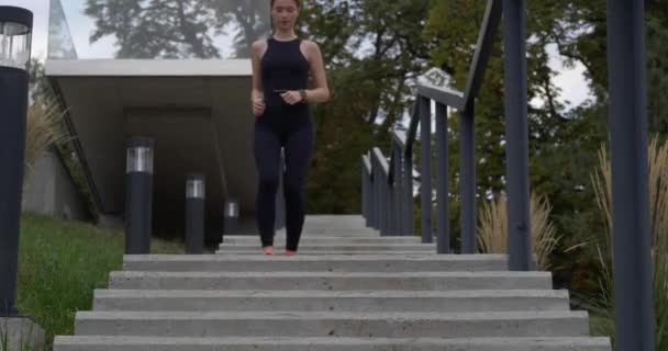Молода Спортивна Жінка Біжить Сходах Відкритому Повітрі — стокове відео