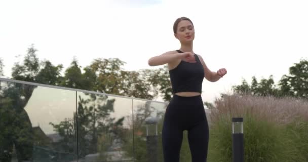 Молода Спортивна Жінка Робить Вправи Потім Бігає Відкритому Повітрі — стокове відео