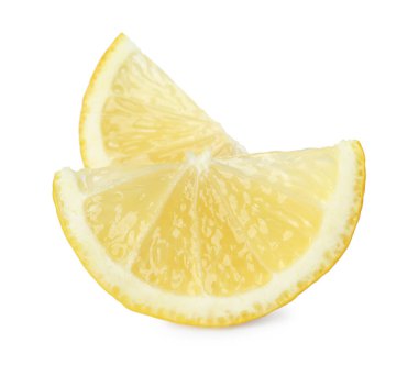 Beyaz izole taze limon parçaları
