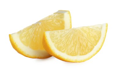 Beyaz izole taze limon parçaları