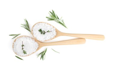 Beyaz, üst görünümde izole edilmiş kaşıklarda otlu tuz.