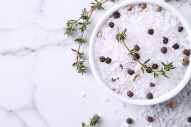 Kekikli tuz ve beyaz mermer masadaki kasede biberli mısır. Metin için boşluk