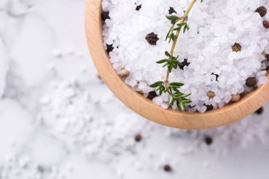 Kekikli tuz ve beyaz mermer masadaki kasede biber, üst manzara. Metin için boşluk