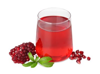 Bardaktaki nar suyunu tazeleyen, beyaz üzerine izole edilmiş yapraklar ve tohumlar