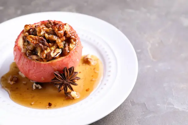 Νόστιμο Ψημένο Μήλο Ξηρούς Καρπούς Μέλι Και Γλυκάνισο Γκρι Τραπέζι — Φωτογραφία Αρχείου