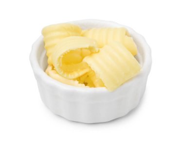 Lezzetli tereyağı bukleleri beyaz kasede izole edilmiş.