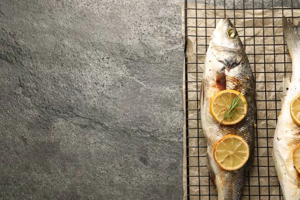 Gri desenli masada limonlu fırında balık, üst manzara. Metin için boşluk