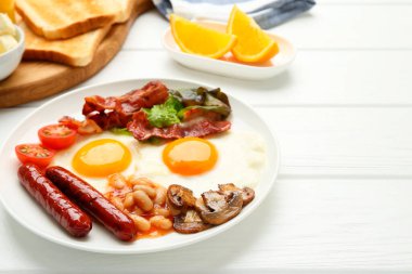 Lezzetli kahvaltı, güneşli tarafı beyaz ahşap masada yumurtalar.