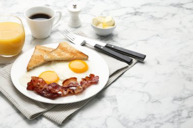 Beyaz mermer masada servis edilen güneşli kenarlı yumurtalarla nefis kahvaltı. Metin için boşluk