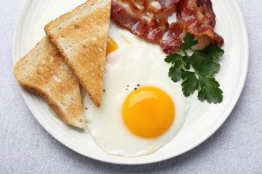 Güneşli, nefis bir kahvaltı. Işık masasının üstünde yumurta, üst manzara.