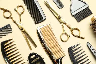 Bej arka planda kuaför araçları, düz uzanma