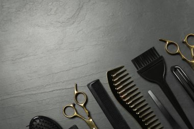 Gri desenli arka planda kuaför aletleri, düz yatış. Metin için boşluk