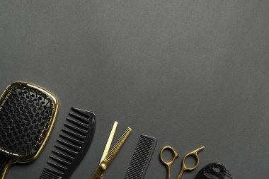 Koyu masada, düz yerde kuaför aletleri. Metin için boşluk