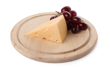 Beyaz üzerine izole edilmiş lezzetli peynir ve üzümler.