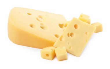 Beyaz üzerinde izole taze lezzetli peynir kesme