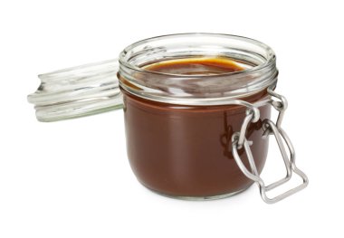 Cam kavanozdaki leziz barbekü sosu beyaza izole edilmiş.