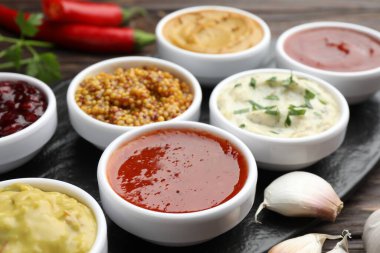 Farklı lezzetli soslar tabakta ve sarımsaklı, yakın plan.