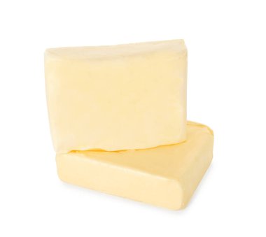 Lezzetli tereyağı blokları beyaza izole edilmiş