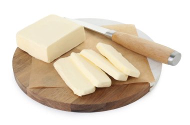Lezzetli kesilmiş tereyağı ve bıçaklı tahta beyaza izole edilmiş.