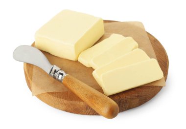 Lezzetli kesilmiş tereyağı ve bıçaklı tahta beyaza izole edilmiş.