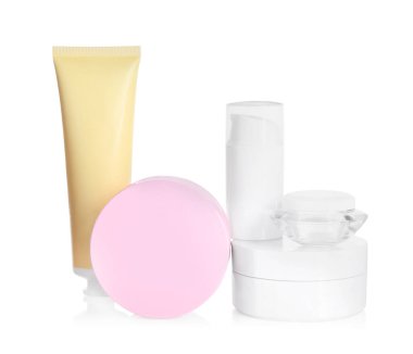 Vücut bakım kremi. Beyaza izole edilmiş kozmetik ürünler.