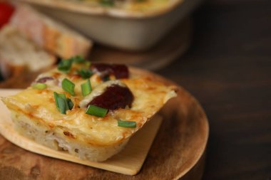 Masada lezzetli sosis güveci ile sppatula, yakın plan. Metin için boşluk