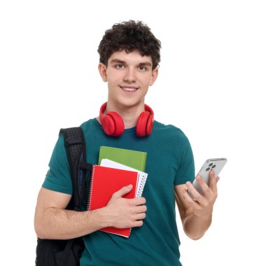 Beyaz arkaplanda sırt çantası, not defteri, akıllı telefon ve kulaklık olan öğrencilerin portresi