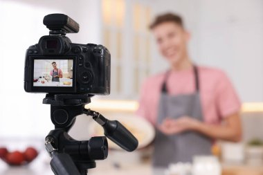 Yemek blogcusu mutfakta video kaydediyor, kameraya odaklan
