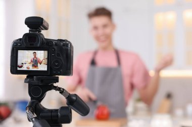 Yemek blogcusu mutfakta video kaydediyor, kameraya odaklan