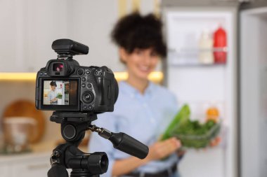 Yemek blogcusu mutfakta video kaydediyor, kameraya odaklan