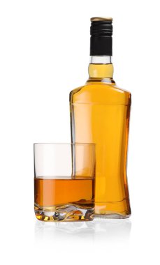 Bardak ve viski şişesi beyazın üzerinde izole edilmiş.