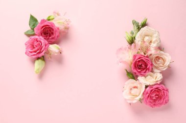 Anneler Günün kutlu olsun. Pembe arka planda güzel güller, düz yatış. Metin için boşluk