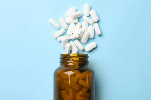 Pillole Vitaminiche Bottiglia Sfondo Azzurro Vista Dall Alto — Foto Stock