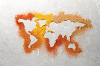 Açık gri mermer masa üzerinde farklı baharatların dünya haritası, düz yatıyordu