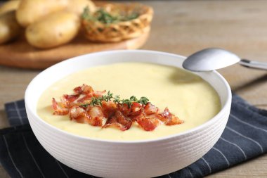 Pastırmalı patates çorbası, masada kaşık, yakın plan.