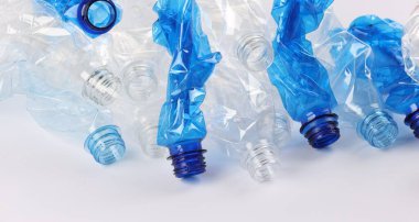 Kırışmış tek kullanımlık plastik şişeler beyaz arka planda