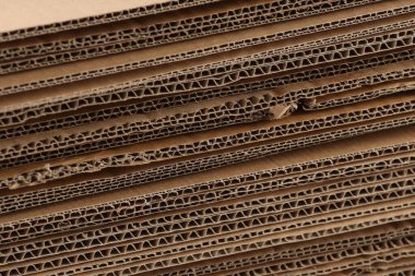 Arka plan olarak kahverengi kıvrımlı karton çarşaflar, yakın plan