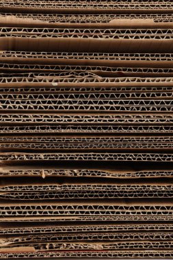 Arka plan olarak kahverengi kıvrımlı karton çarşaflar, yakın plan