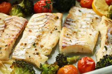 Sebzeli ve baharatlı enfes fırınlanmış morina balıkları.