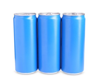 Mavi kutulardaki enerji içecekleri beyaza izole edilmiş.