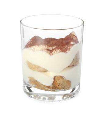 Beyaza izole edilmiş cam içinde nefis tiramisu.