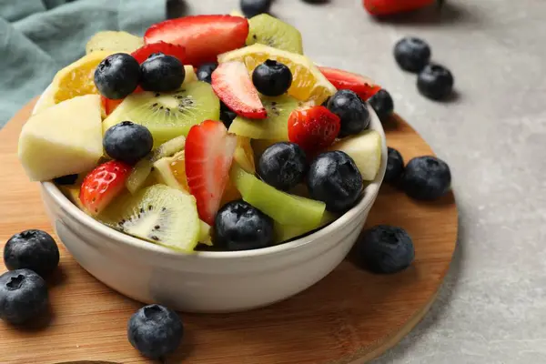 Salată Fructe Gustoase Bol Ingrediente Masa Gri Closeup — Fotografie, imagine de stoc