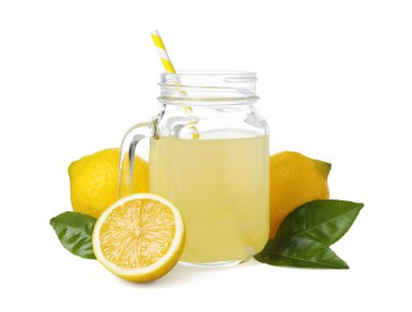 Mason kavanozunda limon suyu, beyaza izole edilmiş yapraklar ve meyveler.