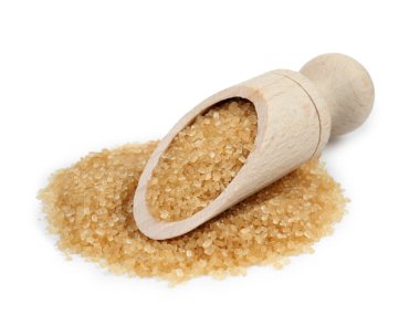 Kahverengi şeker beyaz kepçeyle izole edilmiş.