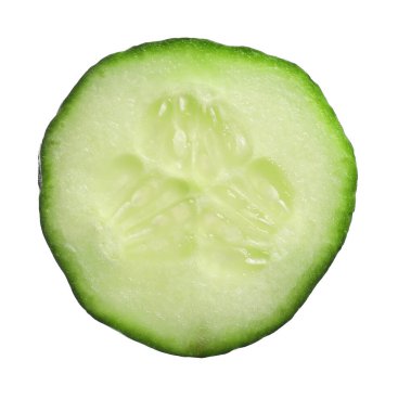 Beyaz üzerine izole edilmiş taze salatalık dilimi.