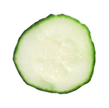 Beyaz üzerine izole edilmiş taze salatalık dilimi.