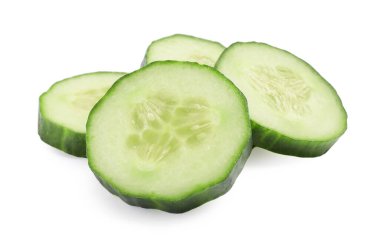 beyaz izole taze salatalık dilimleri