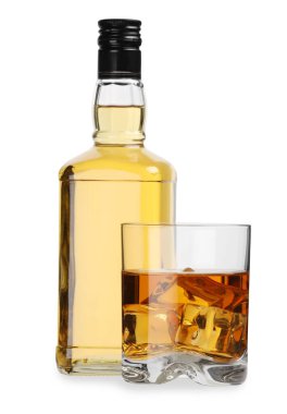 Bardak ve viski şişesi beyazın üzerinde izole edilmiş.